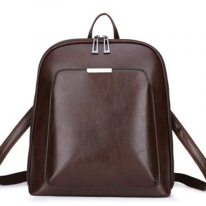 Pequeña mochila vintage en polipiel marrón con fondo blanco