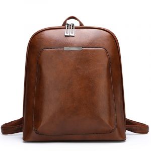 Pequeña mochila vintage en polipiel marrón con fondo blanco