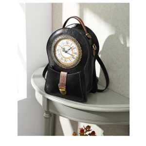 Mochila reloj vintage negra y marrón con fondo gris y estantería