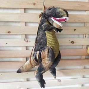 Original mochila colgante de dinosaurio en 3D con fondo de madera