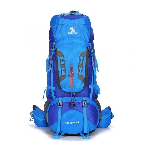 Gran mochila de senderismo azul con fondo blanco