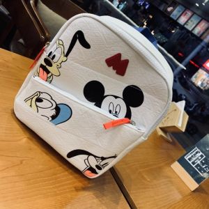 Mini mochila de Mickey Mouse para niños en blanco con fondo de escritorio