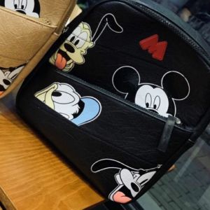 Mini mochila Mickey Mouse para niños en negro con una silla de madera en la parte inferior