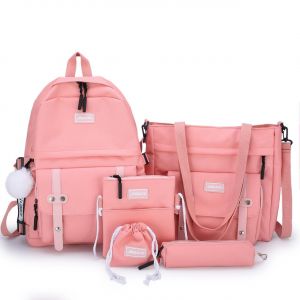 Conjunto de mochilas con colgante de pompón rosa con fondo blanco