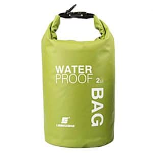Mini bolsa de deporte acuática impermeable de 2L verde con fondo blanco
