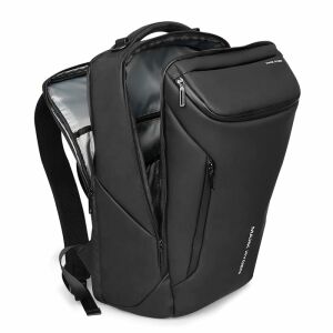 Una mochila de ordenador negra sobre fondo blanco. Tiene bolsillos en los laterales y dos tirantes negros en la espalda. Tiene un estilo moderno.
